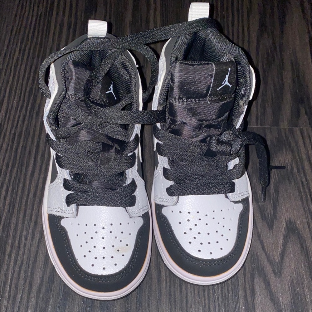 COPY - Jordan Black and White High-Top Sneakers Boys 11